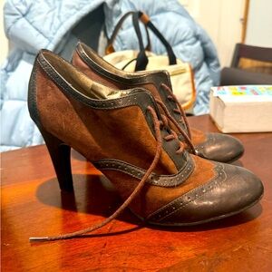 Lace up vintage brown heels
